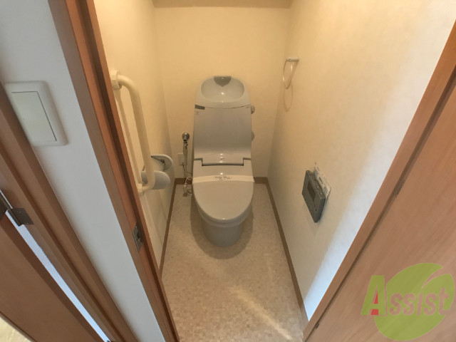 トイレ　人気のウォシュレットつきのトイレです。快適ですよ。