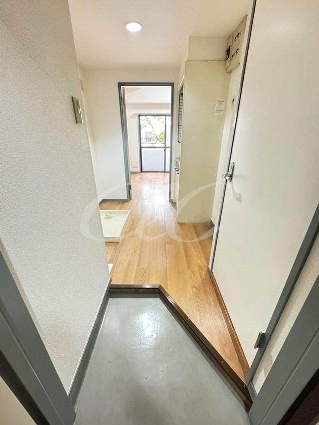 玄関　写真は反転タイプのものです。