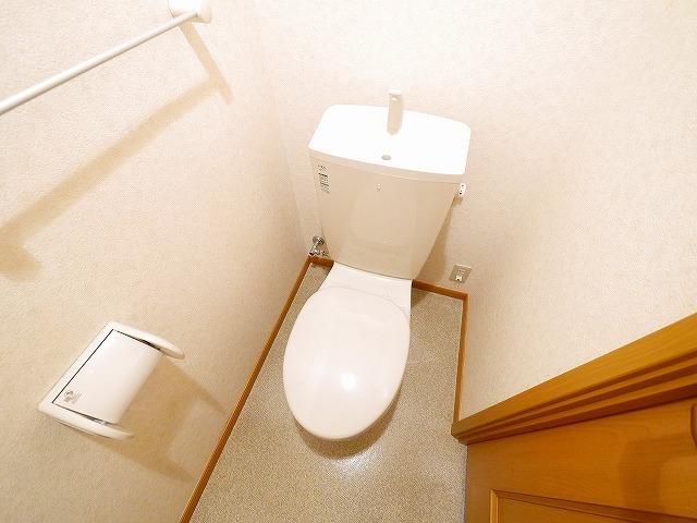 トイレ　落ち着いた色調のトイレです