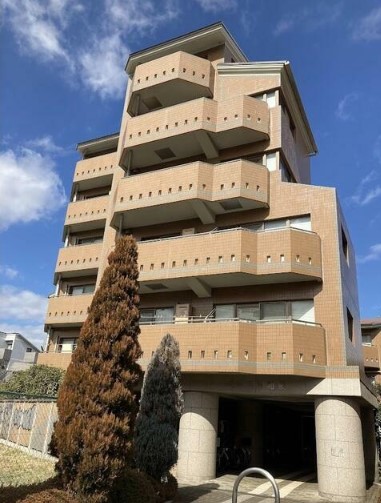 建物外観　鉄筋コンクリート造のがっちりとした建物。