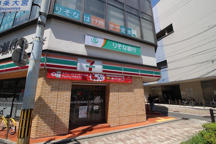 コンビニ　セブンイレブン四条大宮店（コンビニ）まで110m