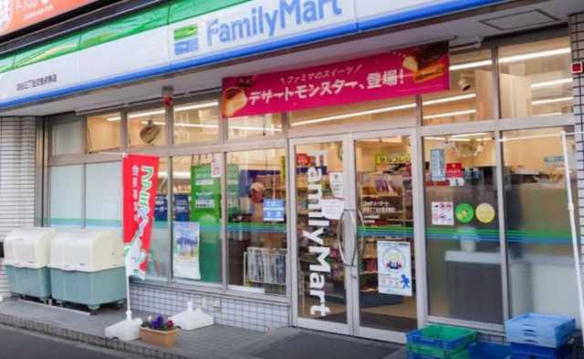 コンビニ　ファミリーマート　四谷三丁目交差点東店（コンビニ）まで102m