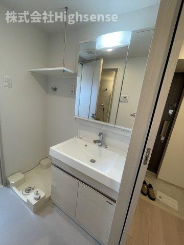 洗面設備　明るい洗面所です