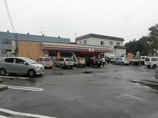 コンビニ　セブンイレブン札幌ひばりが丘店（コンビニ）まで411m