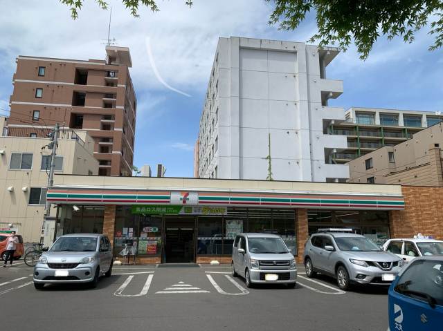 コンビニ　セブンイレブン（コンビニ）まで206m