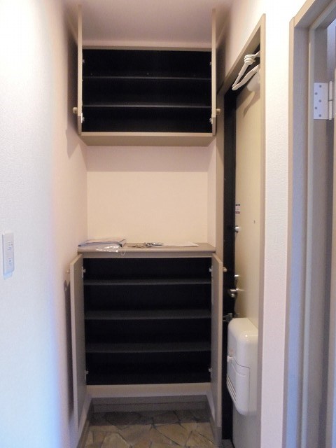 玄関　写真は202号室です(参考)