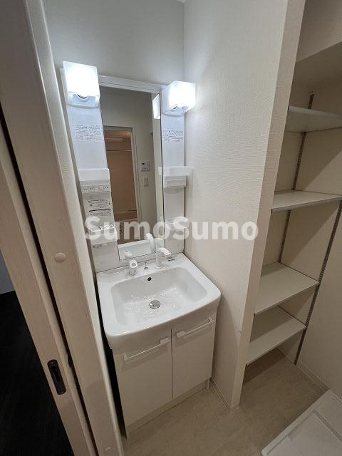 洗面設備　ゆったりとスペースのある洗面所