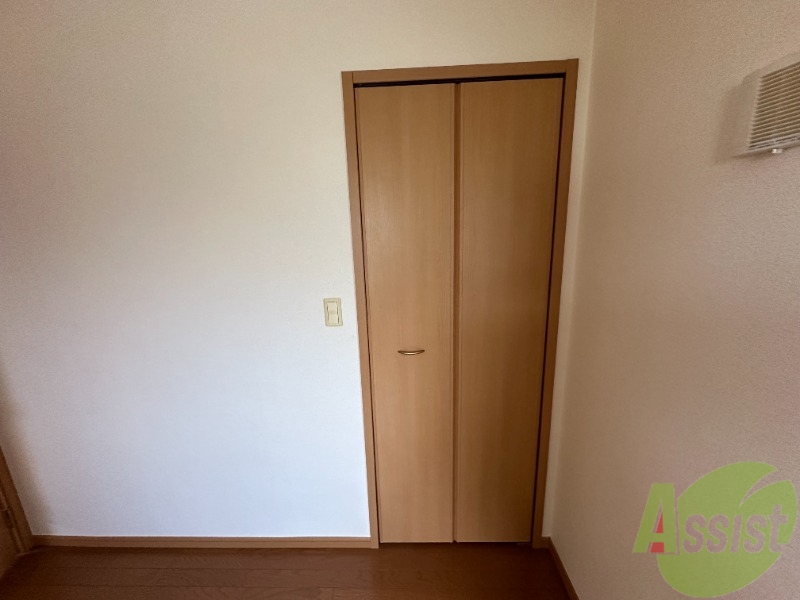 収納　寝室にはクローゼットも完備、荷物が多い方も安心。