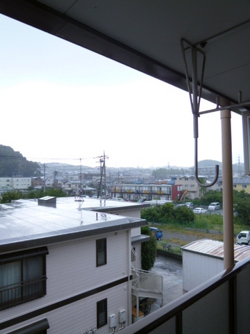 眺望　山の向こうに観覧車見えます