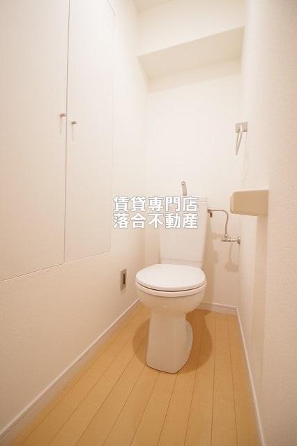 トイレ　落ち着いた色調のトイレ