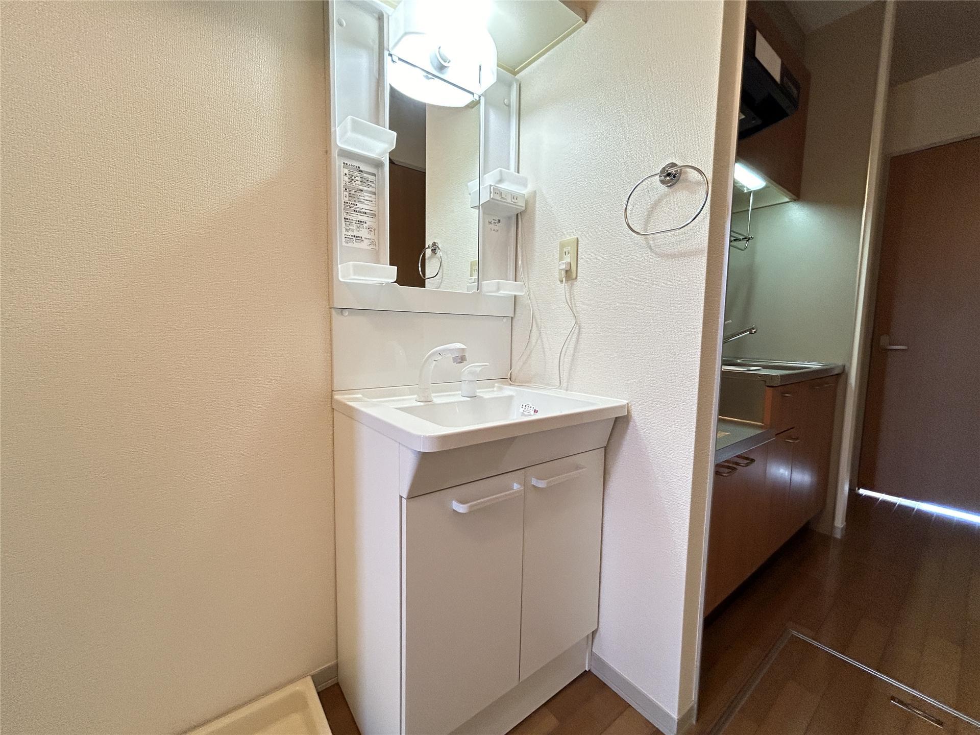 洗面設備　シャンプドレッサー付きの洗面所です