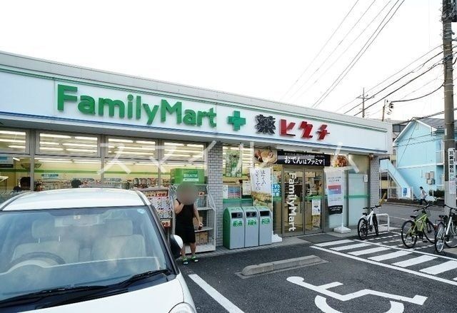 ドラックストア　ファミリーマート＋薬ヒグチ川崎戸手本町店（ドラッグストア）まで500m