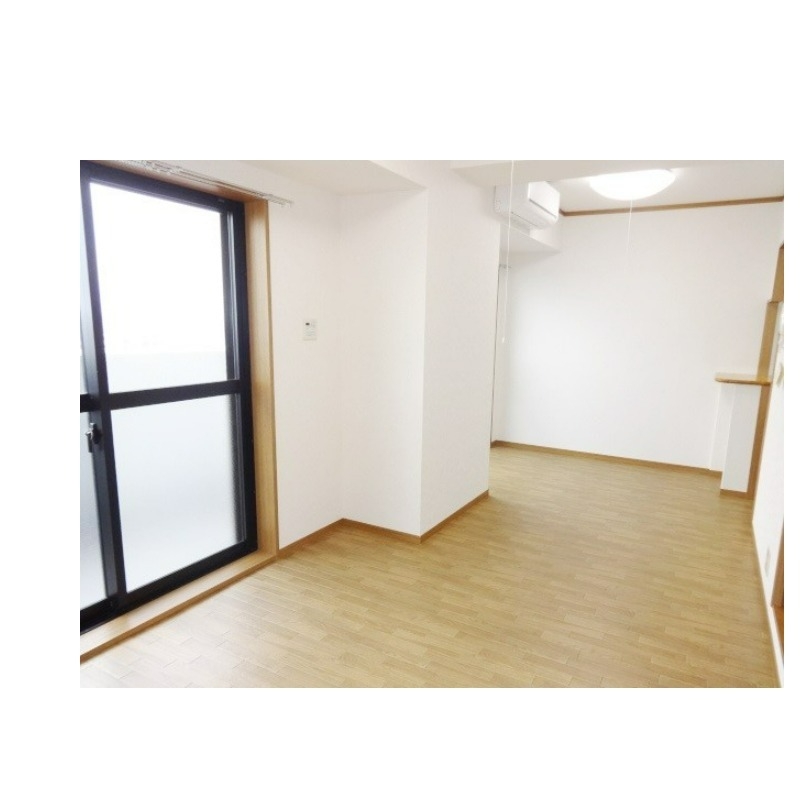 居室・リビング　リビングは窓に面して明るいです♪