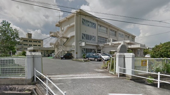 小学校　岡山市立鯉山小学校（小学校）まで304m