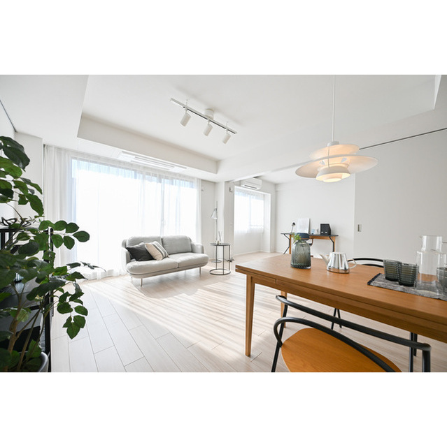 居室・リビング　※家具・調度品等は実際の賃貸住居には含まれません