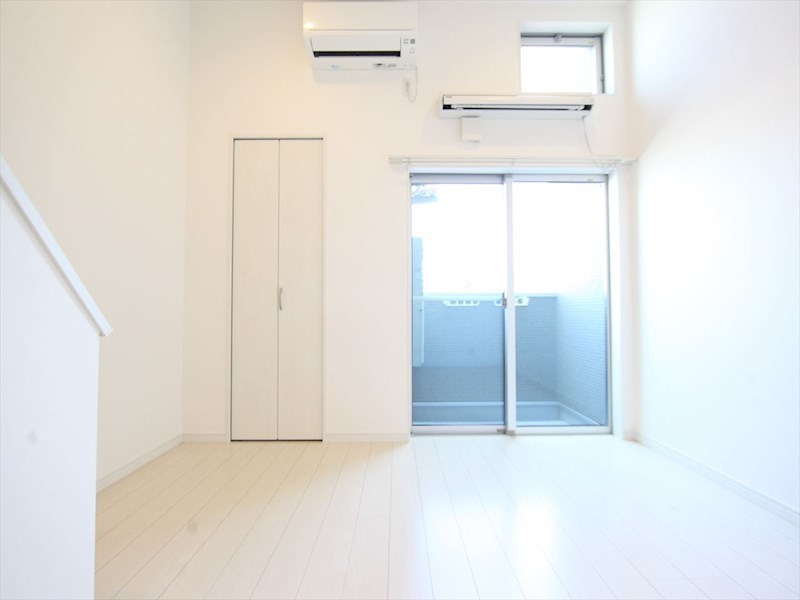 バルコニー　洋室5.8帖　ロフト4.8帖（収納にも寝室にも使えます）