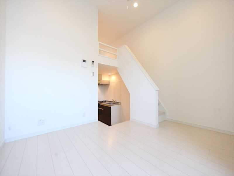 居室・リビング　洋室5.8帖　ロフト4.8帖（収納にも寝室にも使えます）