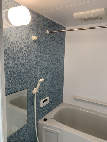 バス・シャワールーム　落ち着いた色合いの浴室には浴室乾燥機が付いているので、雨の日