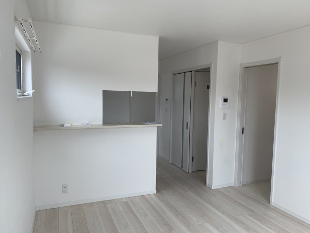 居室・リビング　約10.7帖のリビングは陽当たり良好で明るく風通しも良いです