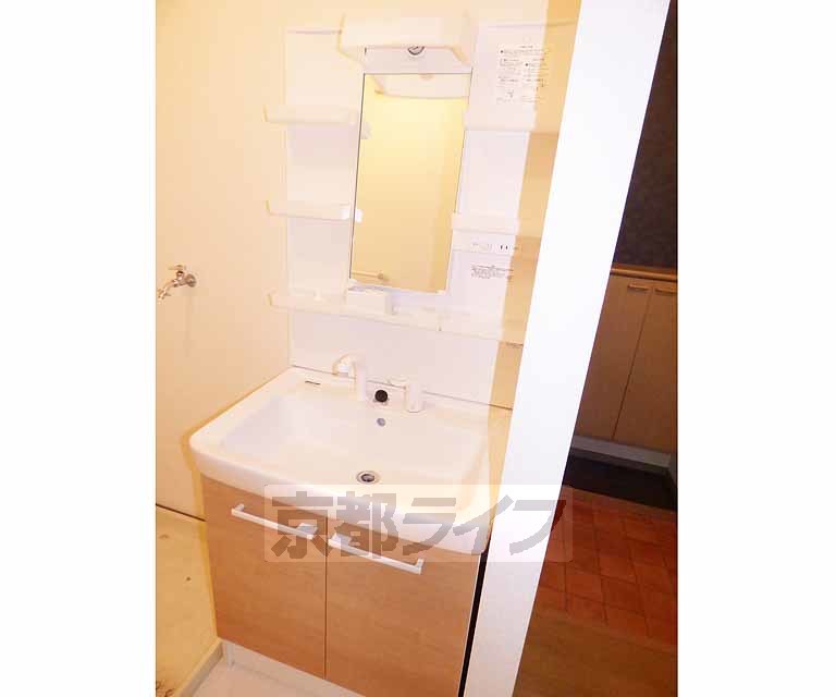 洗面設備　大きな独立洗面台です。