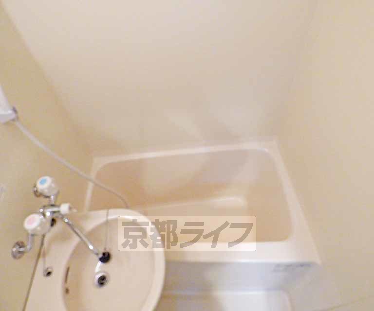 バス・シャワールーム　深いお風呂です。