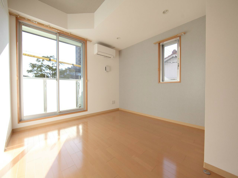 居室・リビング　洋室6.9帖　2面採光　エアコン完備　南面バルコニー