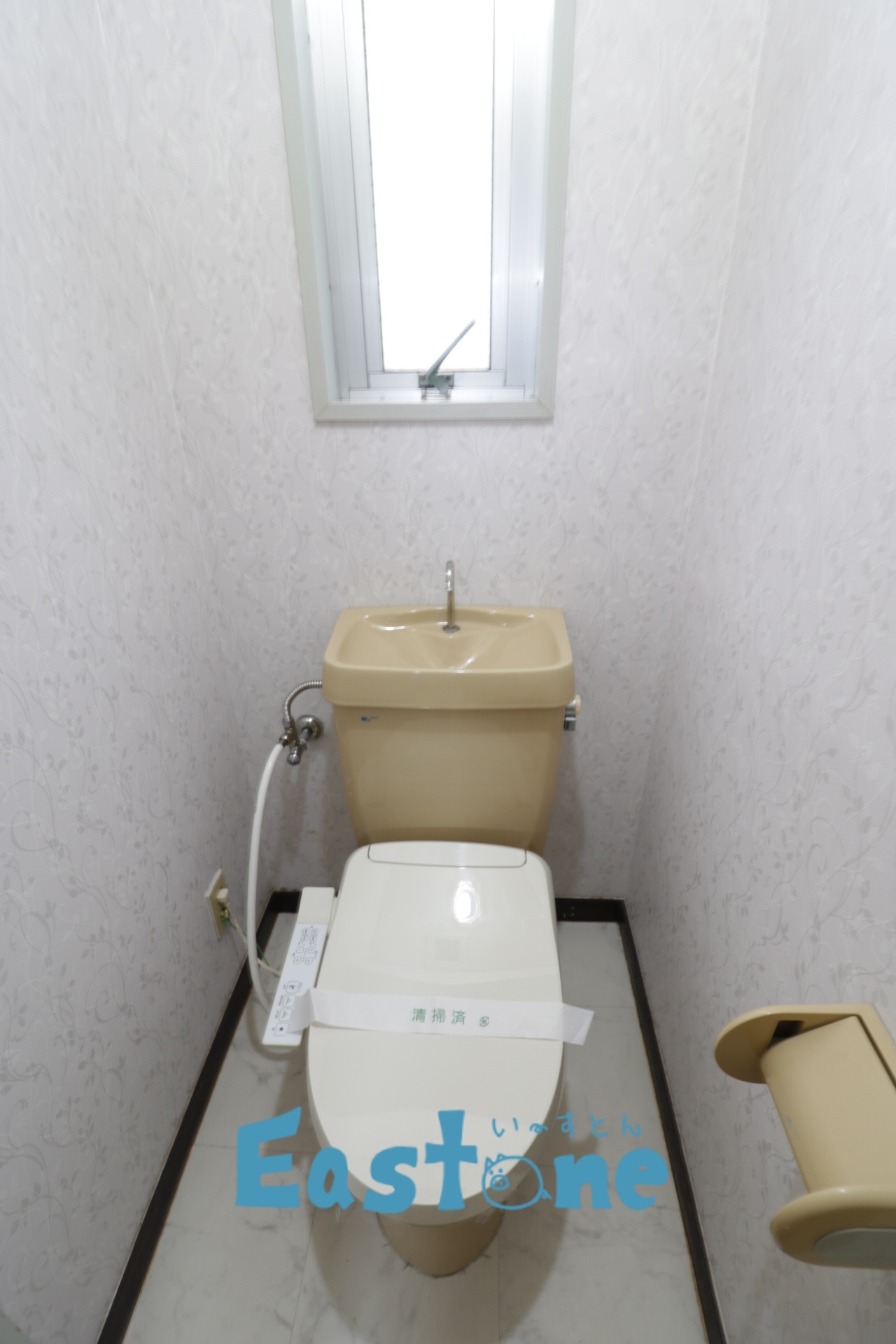 トイレ　小窓付きで換気がしやすい