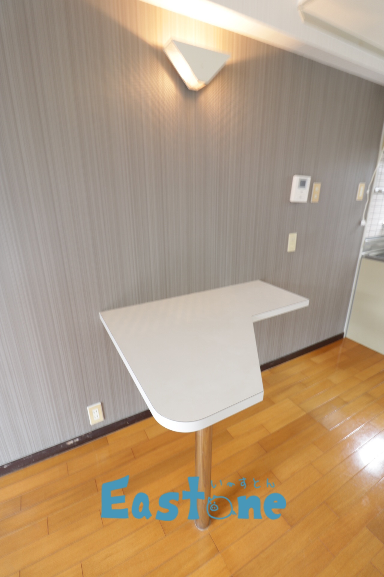 その他設備　備え付けのデスクが便利