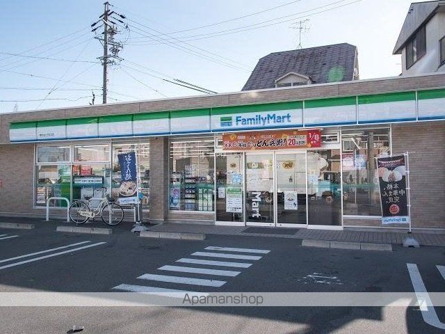 コンビニ　ファミリーマート（コンビニ）まで850m