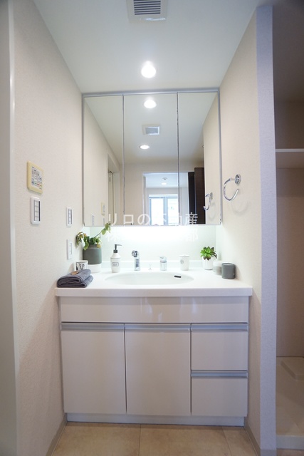 洗面設備　※写真はモデルルームです。家具・小物付ではありません。