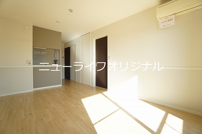 居室・リビング　2面採光で明るく開放的なリビング