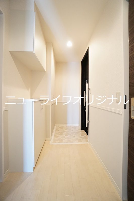 玄関　上下に分かれたシューズボックスのあるすっきりした玄関