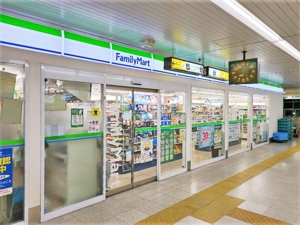 コンビニ　ファミリーマートユーカリが丘駅店（コンビニ）まで485m
