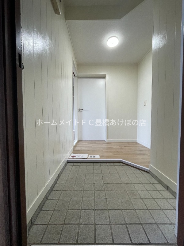 玄関　同型別部屋写真（反転）