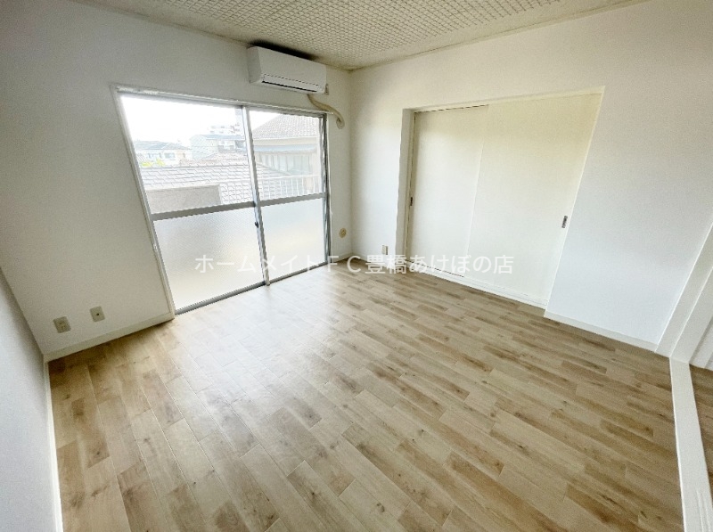 居室・リビング　同型別部屋写真（反転）