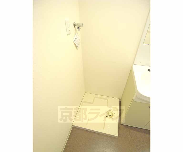 洗面設備　室内に洗濯機を置けます。