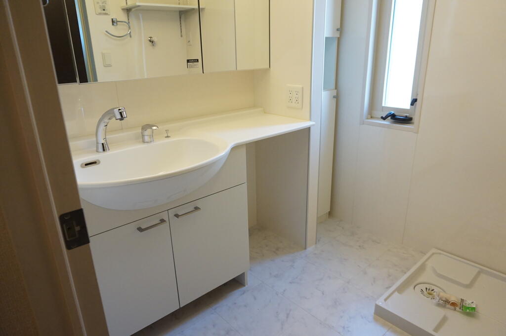 洗面設備　写真は別物件別部屋を使用しております。