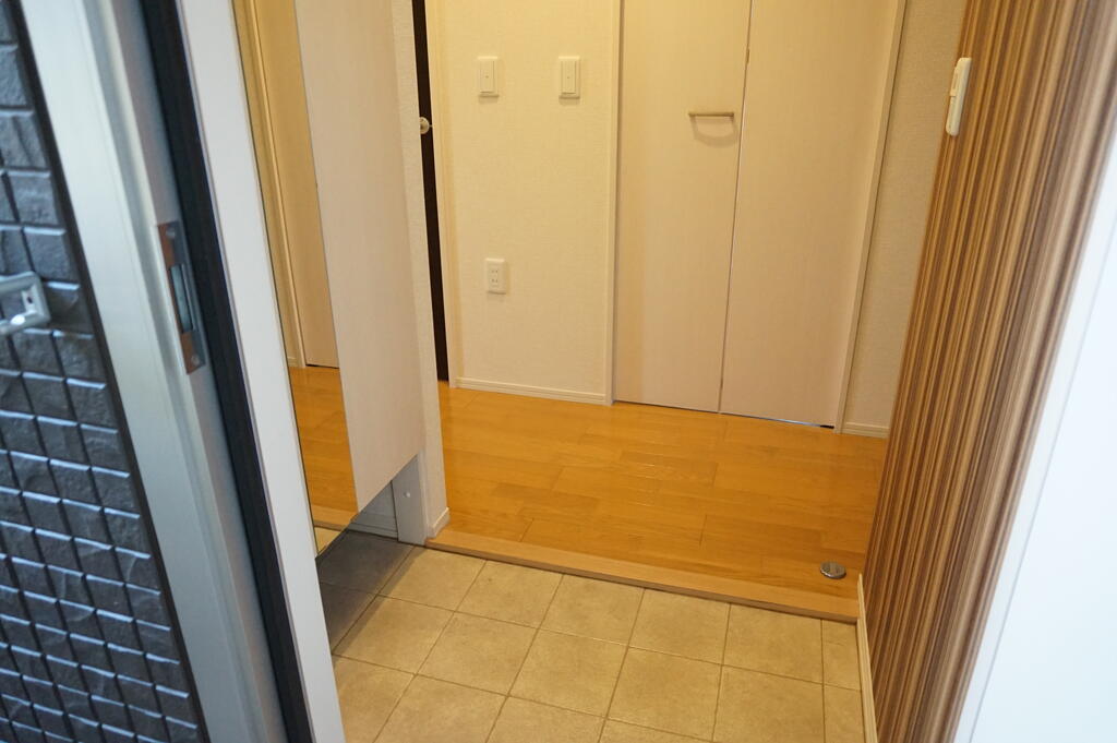 玄関　写真は別物件別部屋を使用しております。