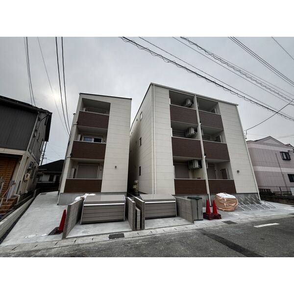 建物外観　(1)正面右側がジーメゾン清須グレイス (2)正面左側がジーメゾン清