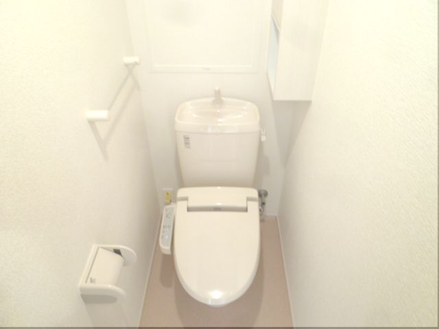 トイレ　収納棚もあるので便利ですね