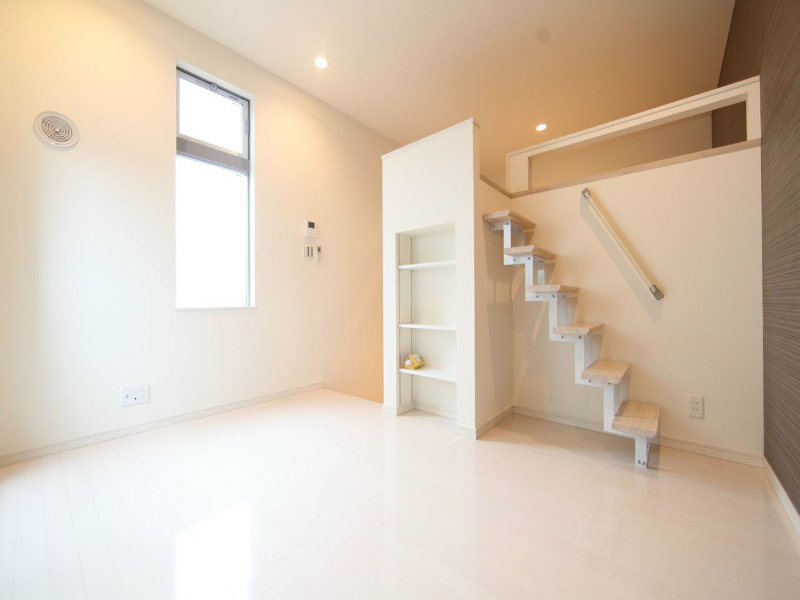 居室・リビング　洋室5.6帖　エアコン付　収納充実　バルコニー