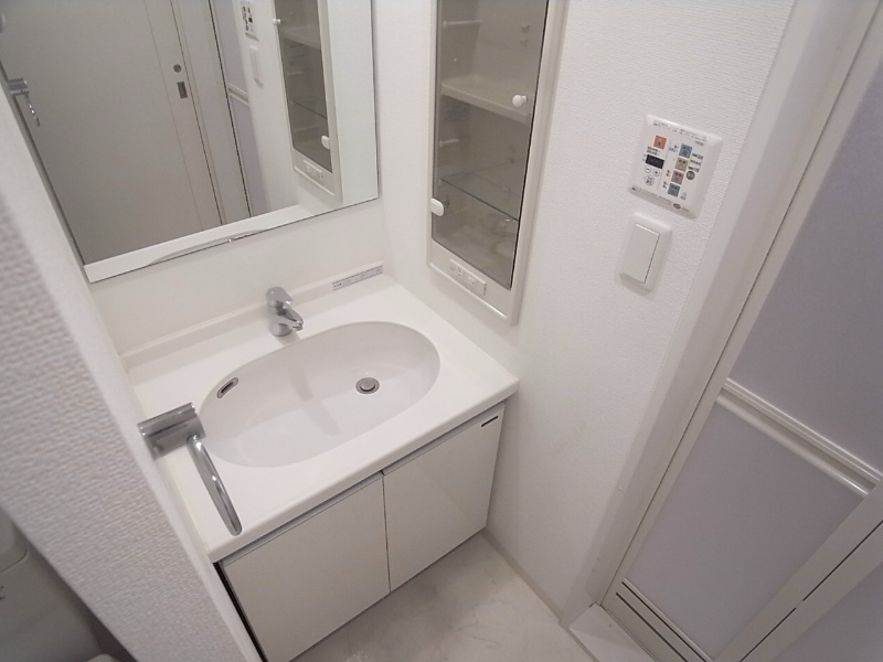 洗面設備　清潔感のある洗面台