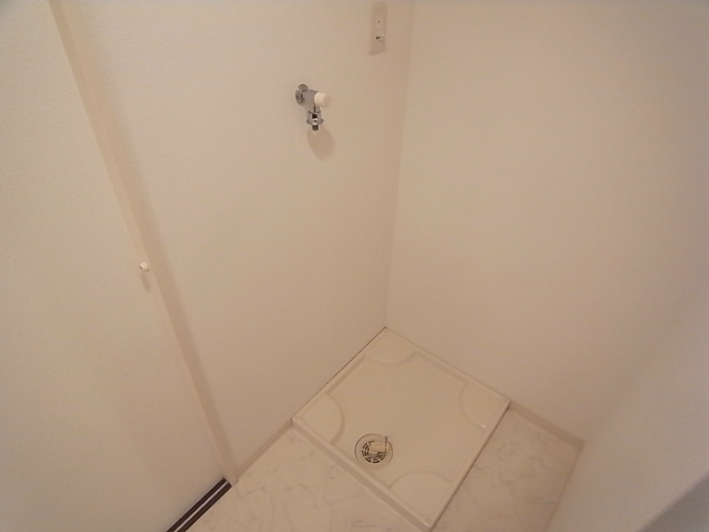 その他　脱衣場で脱いだ服をすぐ入れれます