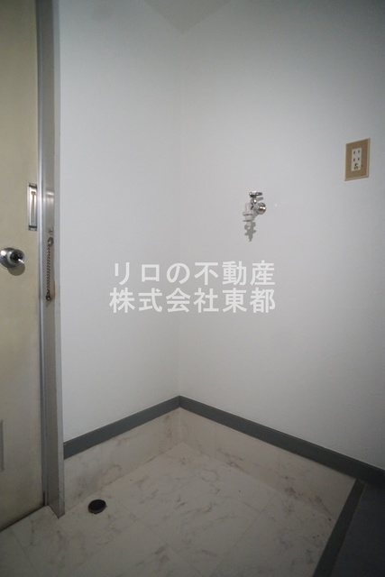 その他　洗濯機置き場は室内にあるので雨に濡れる心配はありません。