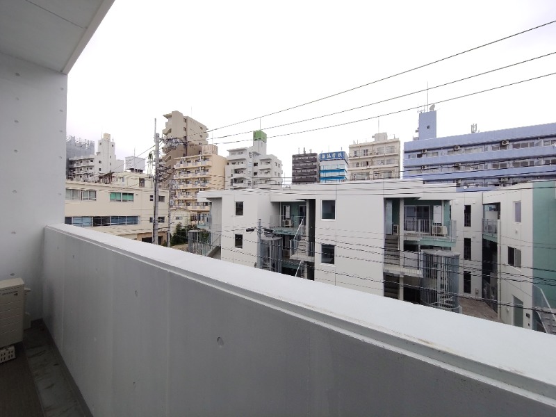 バルコニー　広さ十分のバルコニー