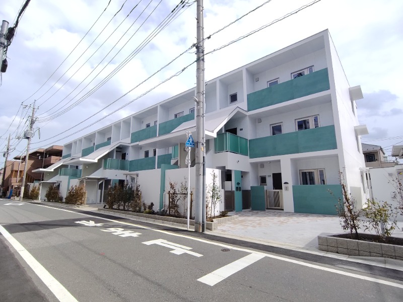 建物外観　アクセントの寒色が映えるデザイン性の高いマンション
