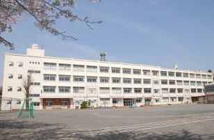 小学校　横浜市立川井小学校（小学校）まで992m