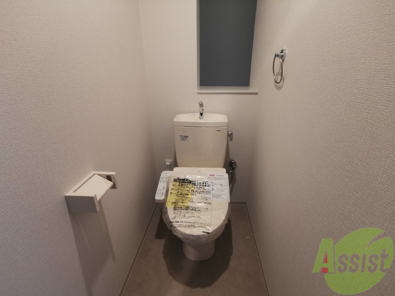 トイレ　トイレは棚がついていました。使いやすそうですね。