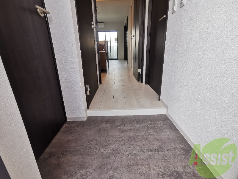 玄関　玄関から撮ってみました。センサーライトついてました
