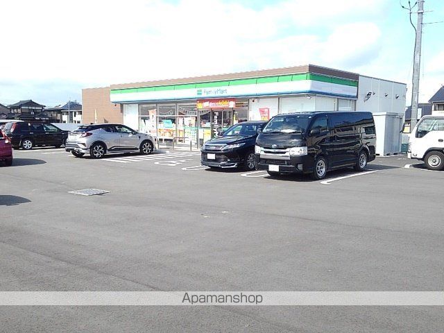 コンビニ　ファミリーマート（コンビニ）まで270m